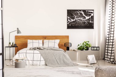Ahşap headboard ile kral boy yatak ile modern yatak odasında siyah harita ile beyaz duvar üzerinde kopya alanı