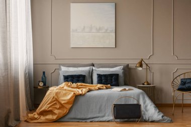 Trendy yatak odası iç gri duvarda Pastel mavi boyama