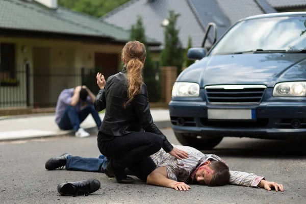 Dödlig bilkrasch, dödade man liggande på vägen — Stockfoto