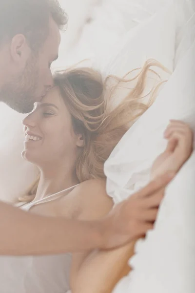 Sexig man förför sin flickvän i sängen — Stockfoto
