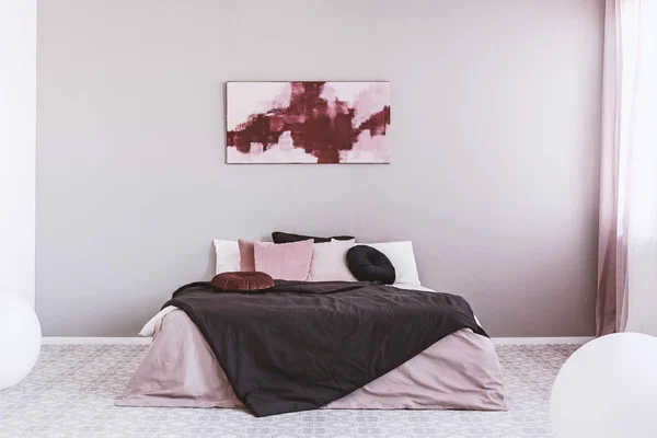 Abstract wit en Bourgondische schilderij aan de muur van stijlvolle slaapkamer interieur met king size bed — Stockfoto