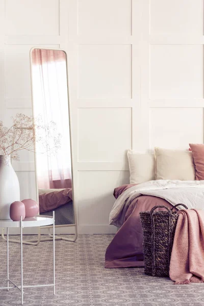 Miroir long dans chambre chic intérieur pour femme — Photo