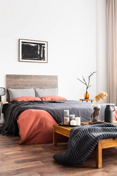 Dormitorio de mujer con decoraciones naturales, manta de lana y cor —  Fotos de Stock