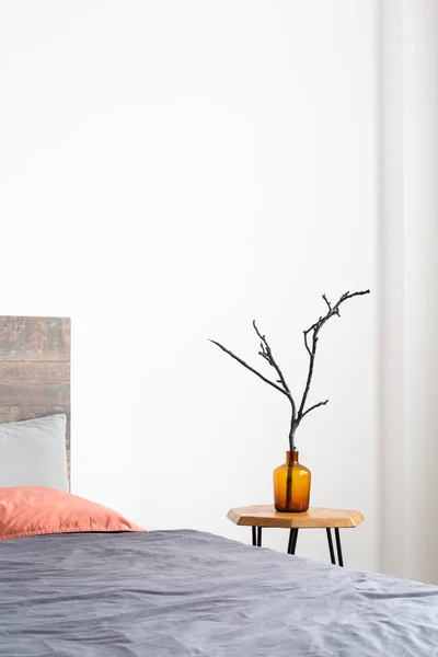 木の枝スタンディとガラスオレンジの花瓶の垂直クローズアップ — ストック写真