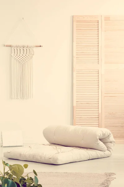 手工制作的麦克拉梅在斯堪的纳维亚人卧室内部的空白墙 — 图库照片