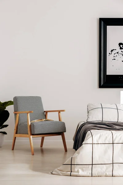 Grijs retro fauteuil in wit slaapkamer interieur met houten accenten — Stockfoto