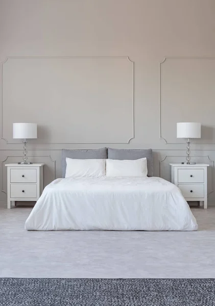 New York Stil Schlafzimmer Innenausstattung mit symmetrischem Design, Kopierraum auf leeren grauen Wand — Stockfoto