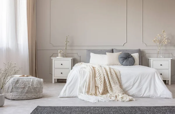 Acogedora manta de lana de color crema en cama king size en dormitorio luminoso —  Fotos de Stock