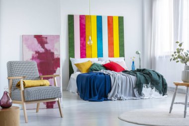 Renkli başlık, kral yatak ve sandalye ile yatak odası iç