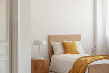 Çağdaş otel iç tek ahşap yatakta beyaz ve sarı yatak