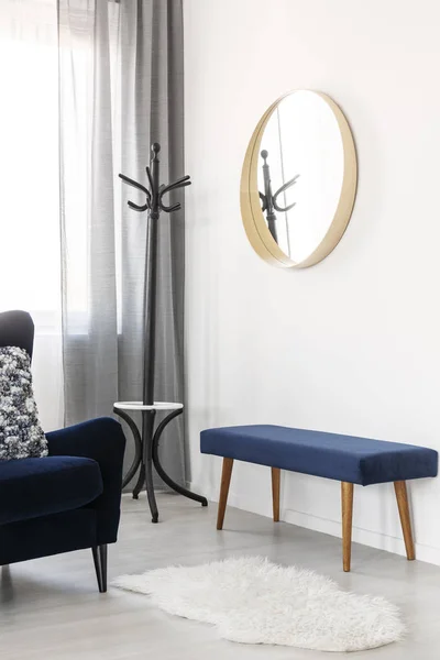 Modischer runder Spiegel in Holzrahmen an weißer Wand des hellen Wohnzimmers — Stockfoto