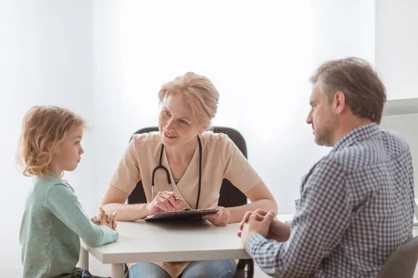 Omtänksam far med söt liten son under tillsättning med barnläkare — Stockfoto