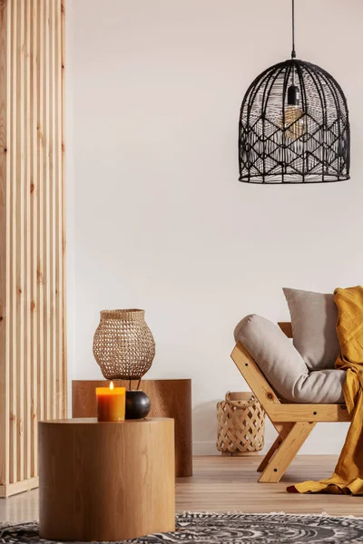Duas mesas de café de madeira ao lado de futon escandinavo no interior da sala de estar elegante — Fotografia de Stock