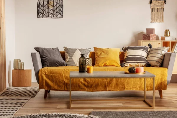 Intérieur de salon à la mode avec un design jaune et gris et une longue table basse au milieu — Photo