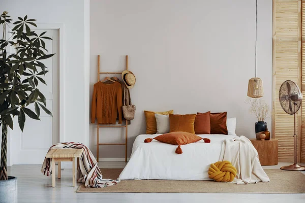 Kopierraum auf leerer weißer Wand des natürlichen hellen Schlafzimmers — Stockfoto
