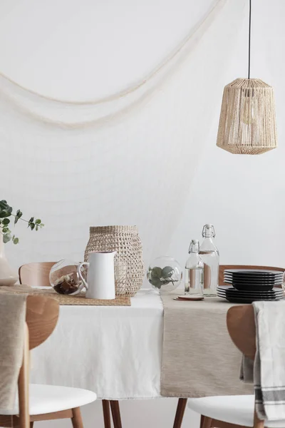 Rotan lamp boven tafel in rustieke eetkamer — Stockfoto