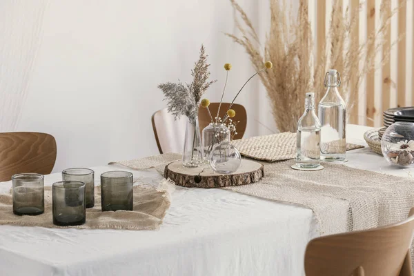 Primer plano de la decoración natural simple sobre la mesa —  Fotos de Stock