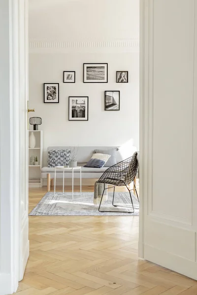 Stijlvolle zwarte metalen stoel in classy witte woonkamer interieur met woonhuis — Stockfoto