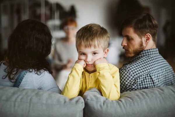 Junges Ehepaar mit Sohn während Familientherapie mit Berater — Stockfoto