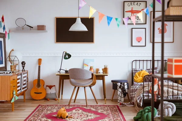 Dormitorio colorido sin género con cama individual y muebles retro —  Fotos de Stock