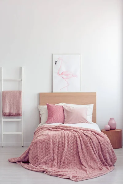 Pastel rosa travesseiro e cobertor em cama de madeira única com roupa de cama branca no interior do quarto escandinavo — Fotografia de Stock