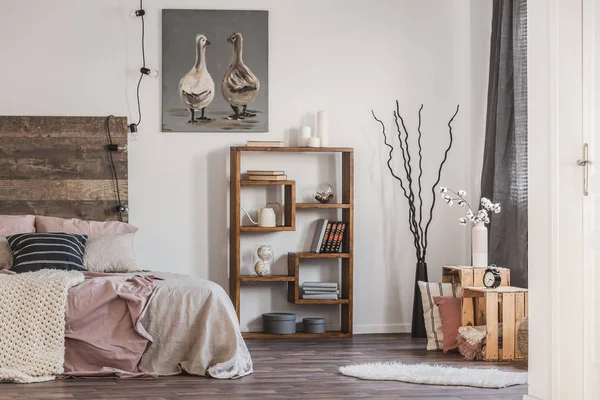 Mignon poster avec deux canards sur le mur blanc de l'intérieur de la chambre de bon goût avec lit avec literie rose pastel — Photo