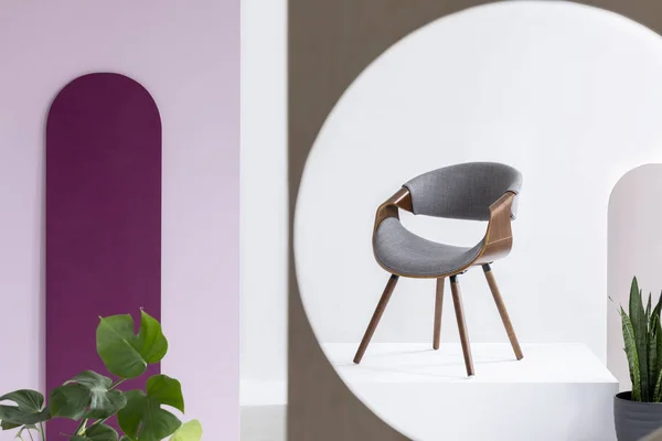ファッショナブルな抽象的なインテリアでスタイリッシュな木製グレーの椅子 — ストック写真