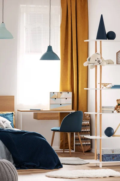 Bureau, chaise et lit simple avec literie bleue dans l'intérieur confortable de la chambre pour les enfants — Photo