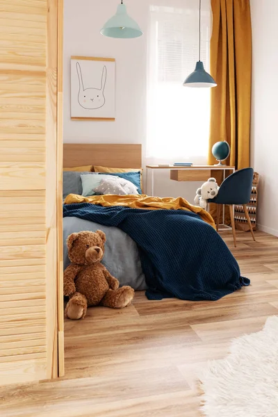 White, wooden, blue and orange design in bright bedroom interior — Stock Photo, Image