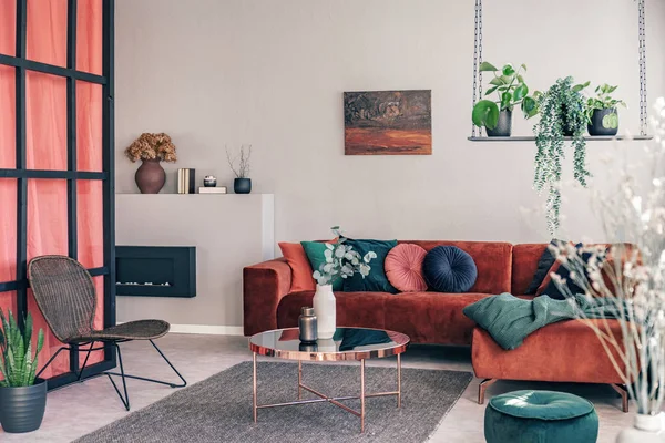 Exquisito interior de la sala de estar con muebles modernos y pared con mullions —  Fotos de Stock