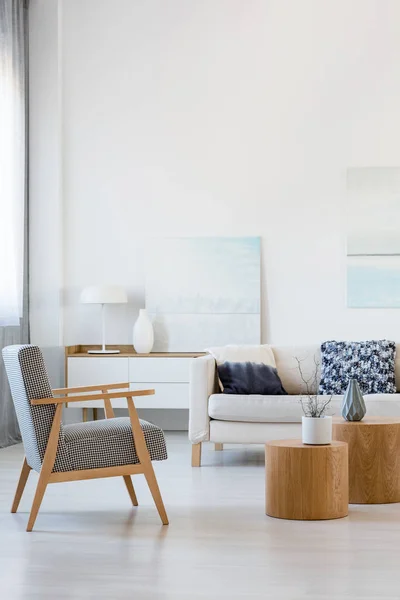 Модное винтажное ретро кресло в современном интерьере гостиной — стоковое фото