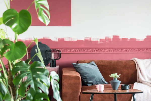 Blanco y rojo ombre pared de elegante salón interior en apartamento con clase — Foto de Stock