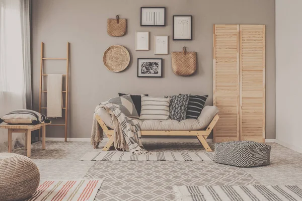 Stylový obývací pokoj design interiéru s skandinávské pohovce, šedá zeď a přirozené akcenty — Stock fotografie