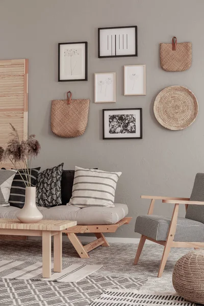 Trendy vintage kursi berlengan samping sofa skandinavia chic dengan bantal di ruang tamu berkelas interior — Stok Foto