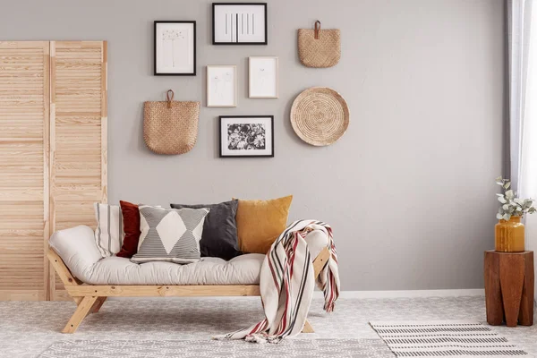 Fleurs en vase jaune sur tabouret en bois dans le salon scandinave beige intérieur — Photo