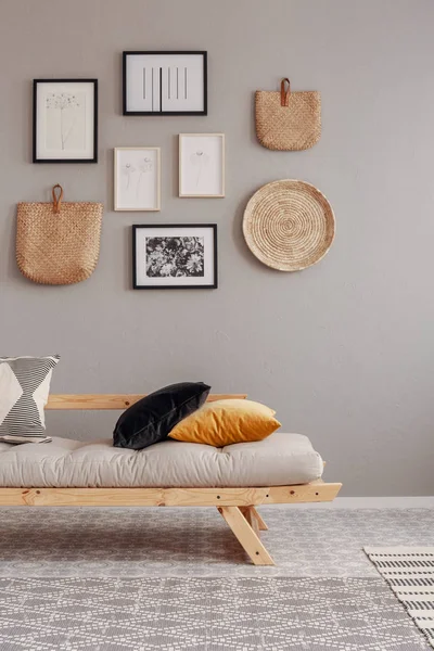 Patroon, gele en zwarte kussens op beige Scandinavische futon in prachtige woonkamer interieur — Stockfoto