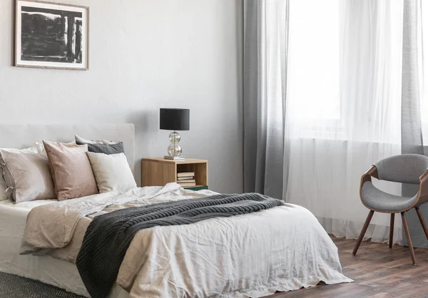 Acogedoras almohadas en una cómoda cama king size en el interior del dormitorio luminoso en un elegante apartamento —  Fotos de Stock