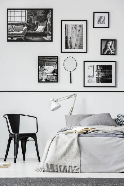 Elegante camera da letto interna con letto king size in appartamento alla moda, foto reale — Foto Stock