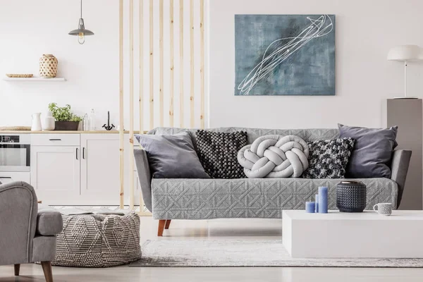 Натуральный скандинавский интерьер гостиной с деревянной мебелью, макет картины на пустой белой стене — стоковое фото