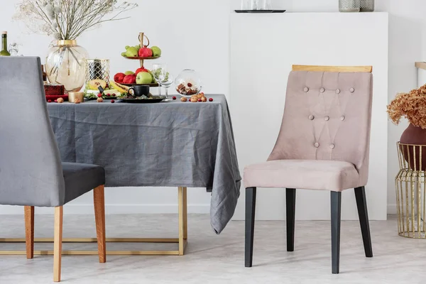 Elegante silla junto al elegante juego de mesa de comedor para fiesta — Foto de Stock