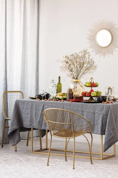 Comedor idea de diseño con silla elegante y mesa con mantel gris — Foto de Stock