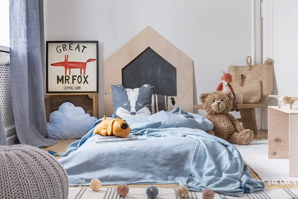 Blue boy's slaapkamer met speelgoed en houten meubilair, echte foto met mockup — Stockfoto