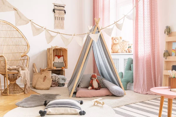 Linda pequeña princesa rosa sala de juegos en diseño escandinavo con silla de pavo real, almohadas, alfombras, juguetes y tienda de campaña con juguetes, foto real —  Fotos de Stock