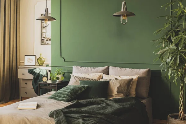 Duas lâmpadas industriais acima confortável cama de casal com cama acolhedora, espaço cópia na parede vazia — Fotografia de Stock