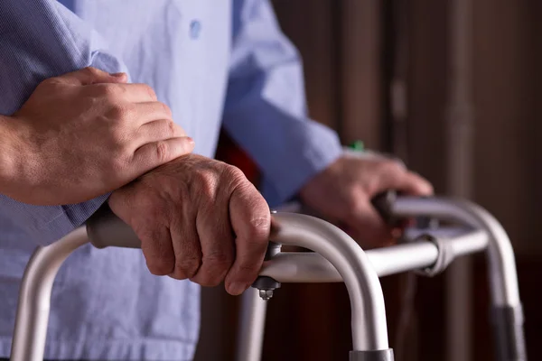 Närbild av Senior mannens händer Holding Walker på sjukhem — Stockfoto