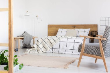 Ahşap aksan ile beyaz yatak odası iç gri Retro koltuk