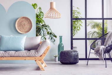 Beyaz ve mavi duvar ve rahat kanepe ile trendy oturma odası iç