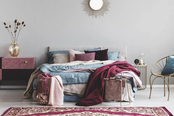 居心地の良い寝具付き快適なベッドの上の鏡のような太陽の形 — ストック写真