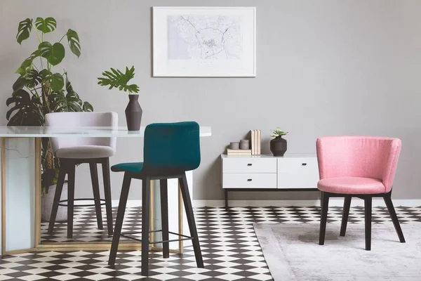 Pasztell rózsaszín szék bézs és szürke nappalijában — Stock Fotó