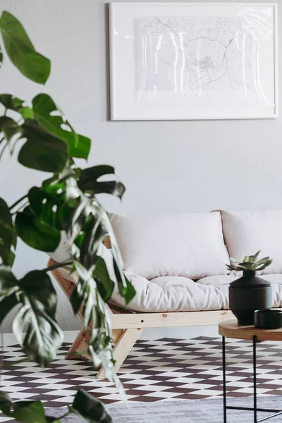 Skandinavia futon di interior ruang tamu beige dengan lantai hitam dan putih — Stok Foto